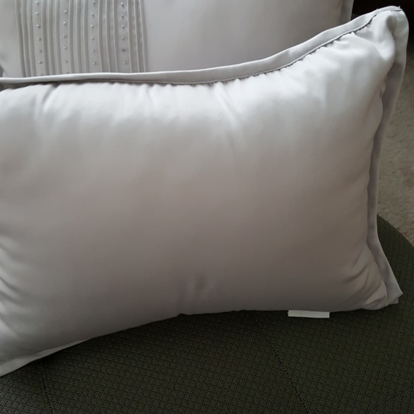 3 pillows - Picture 4 of 4